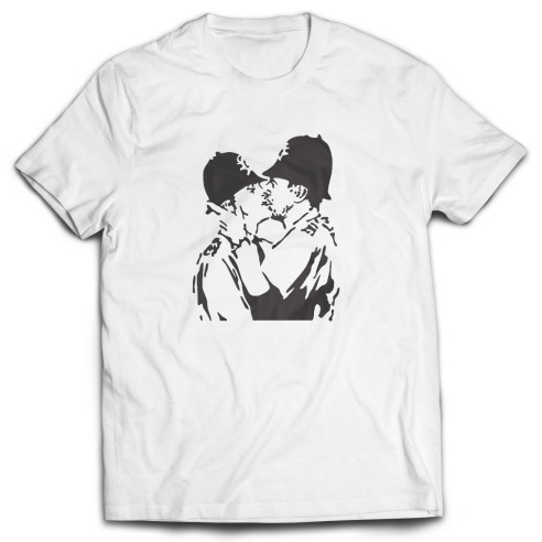 Camiseta Banksy - Bobbies Kissing
